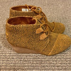 Tom’s wedge boots in animal print 5.5